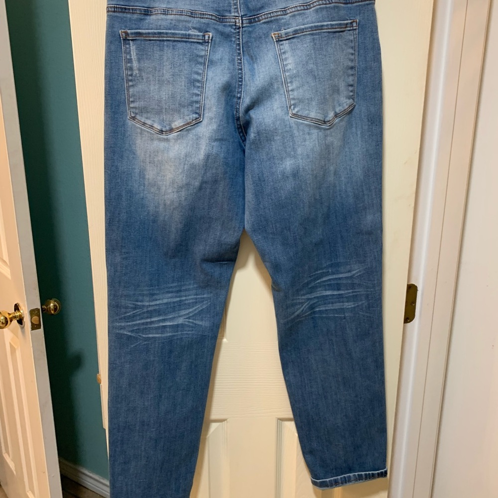 Skinny jeans, with distressed very comfort and has stretch